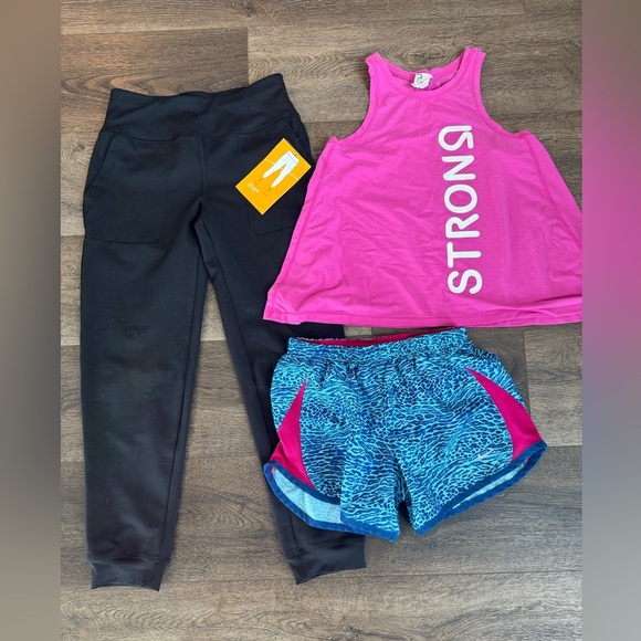Girl’s athletic bundle size M. Gap tank, Nike
Shorts and Avia black pants. - Picture 1 of 13